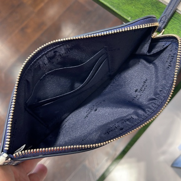 Kate Spade Lucy Vase Floral Medium L Zip Wristlet
Blue Multicolor 
NWT - Picture 13 of 16